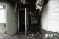 В Николаеве неизвестные сожгли отделение ПриватБанка. Досталось и квартире сверху