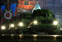 В Москве ночью ездила военная техника и не спалось солдатам. Говорят, репетировали парад
