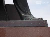 В Тернополе неизвестные искупали в зеленке памятник Бандере