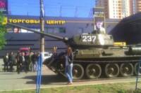 К зданию СБУ в Луганске подогнали захваченный сепаратистами танк времен Второй мировой войны