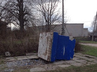 Вести антифашизма. В Кировской области памятник советскому солдату сбросили в овраг, чтоб расчистить место для шашлычной