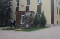 И кому верить? По одной версии в Донецке неизвестные штурмуют здание ГУ ГСЧС, по другой – это не штурм, а «взятие под охрану»