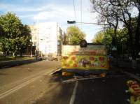 В Мариуполе угоняют авто, а из киосков делают баррикады