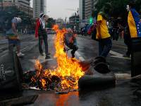 Венесуэлу захлестнула волна беспорядков. Фоторепортаж с места событий