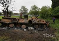 На окраине Краматорска окружающий пейзаж «украшают» сгоревший БТР и остатки минометных снарядов
