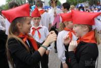 В Крыму «пионеры» провели шествие в цветах флага России