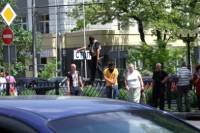 В Донецке сторонники ДНР забросали кирпичами сигналящие авто. Милиция молча наблюдала