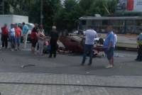 В Луганске маршрутка, пытаясь проскочить на «красный», опрокинула «Таврию» с девушкой внутри