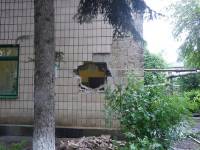 В Славянске снаряд пробил стену детсада и повредил соседние дома