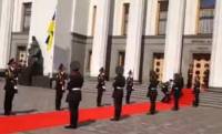 Порошенко покинул здание парламента, но перед этим пожал руку солдату, потерявшему сознание на инаугурации