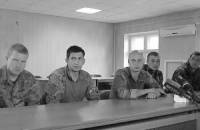 На Донбассе террористы взяли в плен шестерых украинских военных, которых допрашивают российские журналисты /Селезнев/