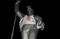 Неизвестные «одели» в вышиванку памятник сталевару на въезде в Мариуполь