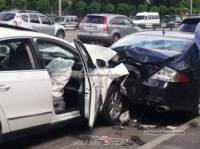 В Киеве лихач на «Фольксвгене» уничтожил свой автомобиль и припаркованный «Мерс». Пострадали четверо иностранцев