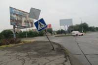 В Мариуполе военная техника, не рассчитав габариты, погнула дорожные знаки