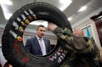 Активисты Майдана принесли Кличко шину. Чтобы помнил