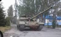 В Донецкой области около Дмитровки обнаружены 5 танков, 7 БТРов и грузовики с боевиками