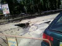 Посреди бульвара Шевченко в центре Киева образовалась огромная яма
