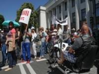 Разъяренная толпа не выпускает депутатов из здания Рады