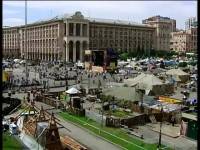 На Майдане, наконец-то, разбирают палатки. Но радоваться рано - митингующие переселяются в Киевскую крепость