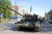 Свежие фото из Славянска: танки, солдаты, очереди за гуманитаркой и брошенные боевиками помещения