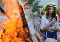Украинцы отпраздновали Ивана Купала танцами, прыжками через огонь и пусканием венков по реке
