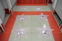 В туалете Киевского вокзала в Москве устроили «аллею звезд», поддерживающих Украину