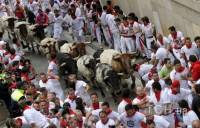 В Испании проходит фестиваль, на котором сначала люди охотятся на быков, а потом - быки на людей
