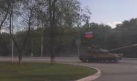 По Луганску разъезжают танки под российскими триколорами