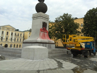 В Харькове неизвестные вандалы облили краской памятник Независимости Украины