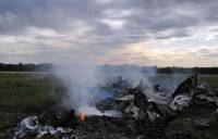 Жители Луганщины растянули еще дымящийся украинский самолет на цветные металлы