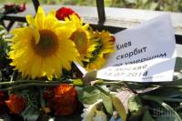 Киевляне у российского посольства выразили соболезнования в связи с трагедией в Москве. Интересно, показало ли это российское ТВ?