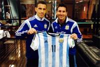 Месси и Родригес отправили Папе Римскому футболку с автографами сборной Аргентины