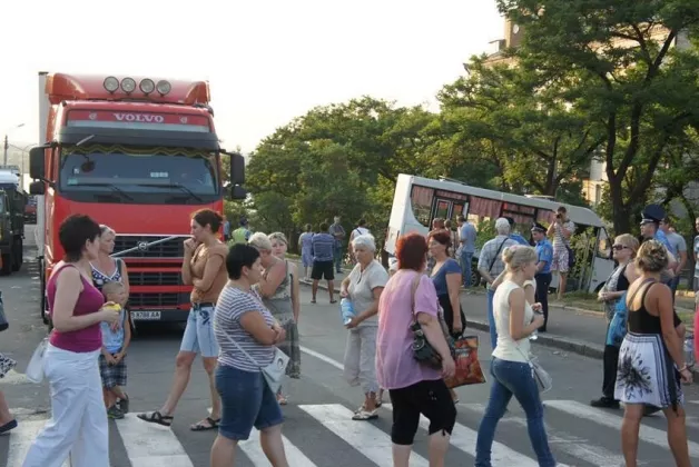 Жены окруженных николаевских десантников заблокировали движение со стороны Одессы. Их мужья готовы перейти границу с РФ с белым флагом