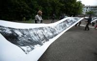 Художники из Омска с помощью катка создали гравюру длиной в 11,6 метра
