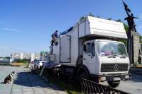 Семейная пара из Франции решила совершить кругосветное путешествие на… армейском тягаче