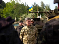 Порошенко предложил заменить военкомов ранеными офицерами с фронта