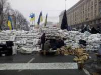 На Майдане возле Дома профсоюзов начали разбирать баррикады. На всякий случай подогнали автозак