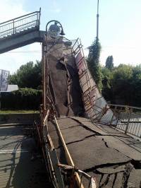 В Киеве грузовик на полном ходу снес пешеходный мост