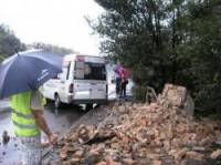 В Кривом Роге Mercedes на полном ходу влупился в кирпичную стену. Пострадали 8 человек