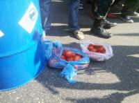 Под Раду принесли 7 кг гнилых помидоров для противников люстрации. Шины тоже есть на всякий случай