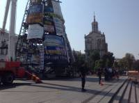 На Майдане начали демонтировать «йолку»