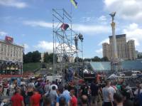 Активисты «Нарнии» разрушили сцену на Майдане. Вспыхнула драка