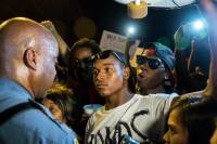 В США - массовые беспорядки из-за убийства темнокожего подростка: слезоточивый газ и разбитые стекла