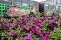 В Екатеринбурге художники разрисовали автобус под великана-гармониста