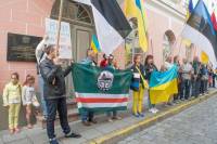 «Руки прочь от Украины». Жители Таллина устроили пикет под российским посольством