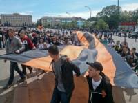 По Харькову пронесли 30-метровую Георгиевскую ленточку
