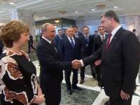 «Мириться будем?» Путин и Порошенко таки пожали друг другу руки под одобрительные взгляды присутствующих