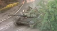 Со стороны РФ вошли 30 танков и живая сила. Российские военные выставляют блок-посты и не скрывают знаков отличия /соцсеть/