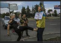 Звери из ДНР выставили женщину на суд Линча за украинский флаг