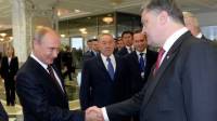Путин лукаво улыбался, пожимая Порошенко руку